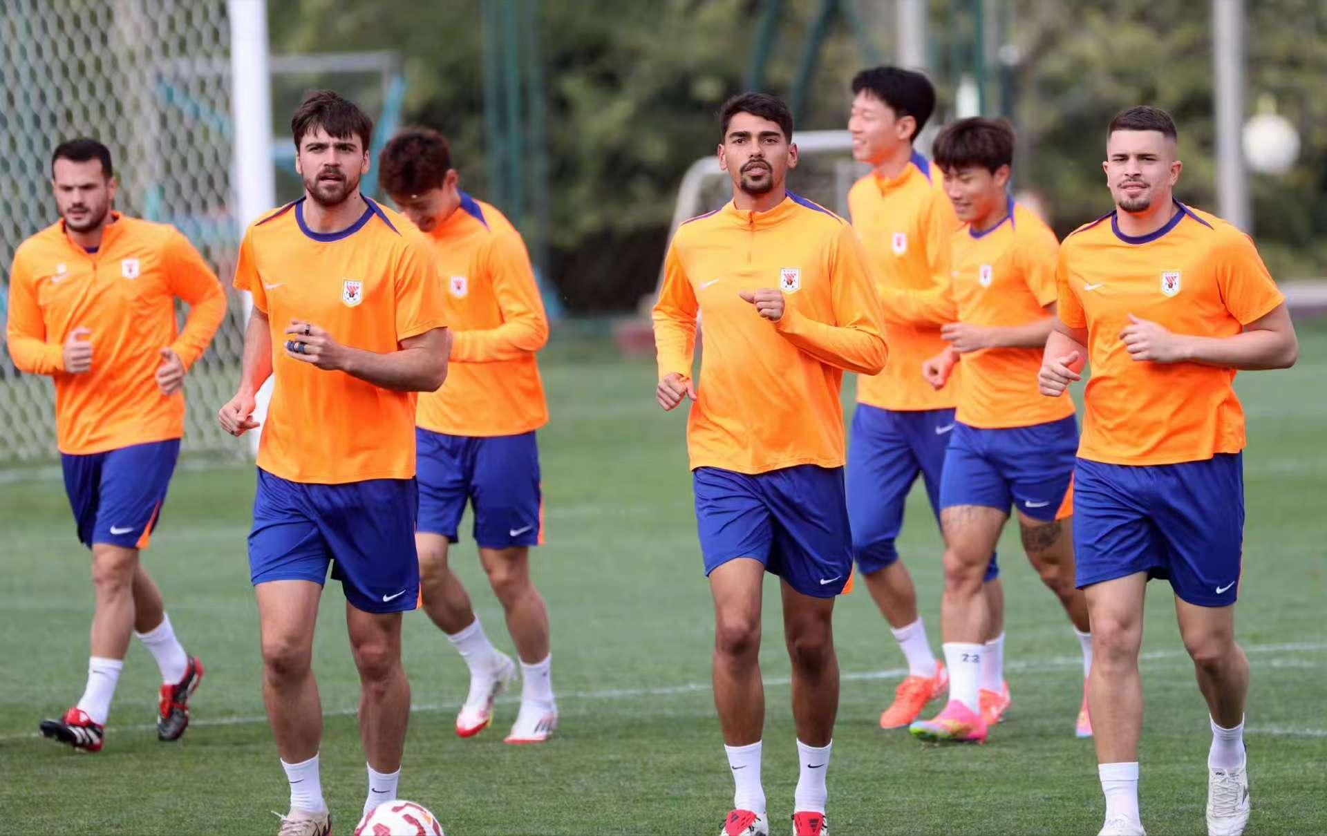 集结日上海海港备战德国杯,复出首秀细节曝光,引发热议,年轻球员得到机会的简单介绍 集结日上海海港备战德国杯,复出首秀细节曝光,引发热议,年轻球员得到机会的简单介绍